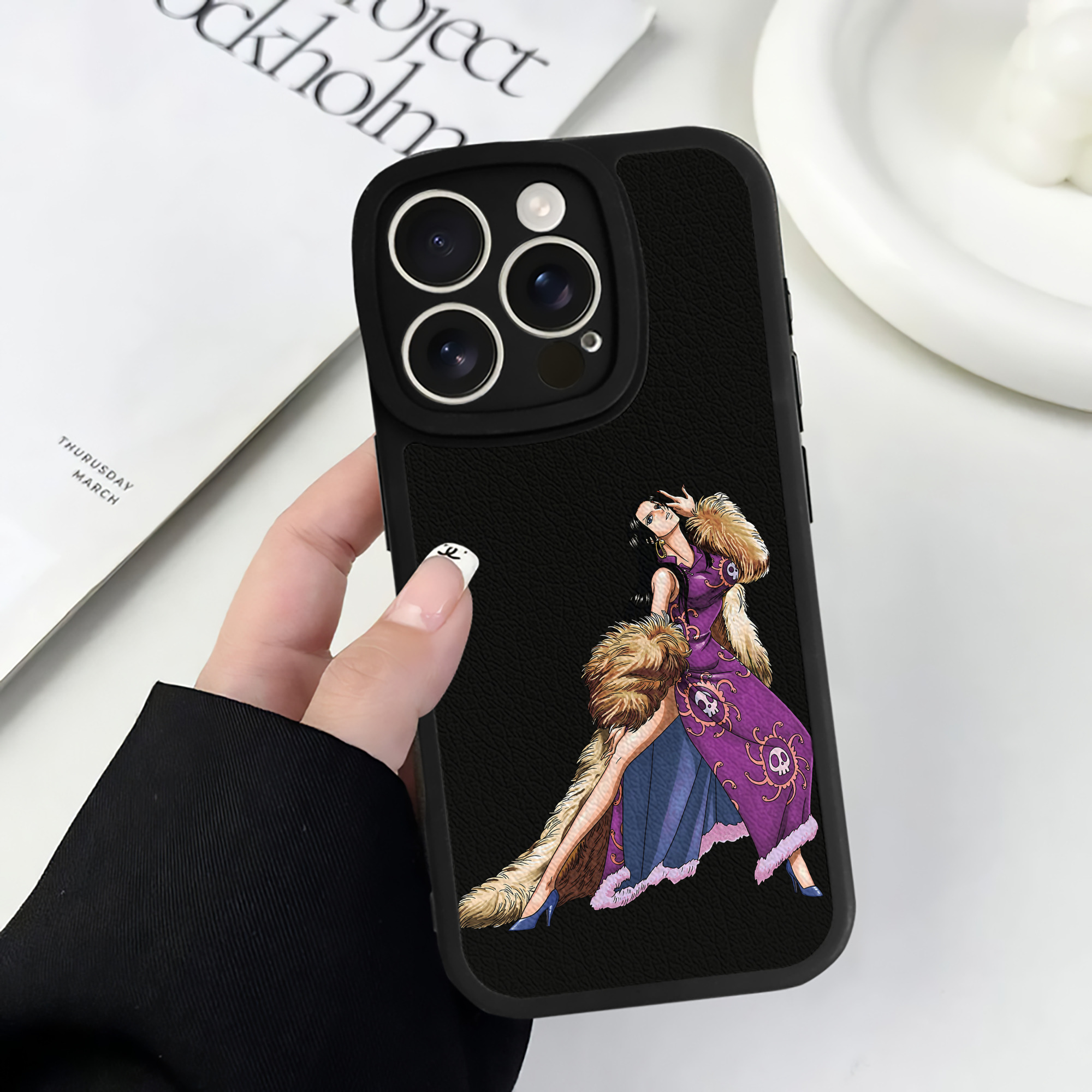 （画像用） ワンピース ボア・ハンコック ONE PIECE Boa·Hancock 【iPhone 16シリーズ対応】シリコンスマホケース（レザー調） 材質：シリコン